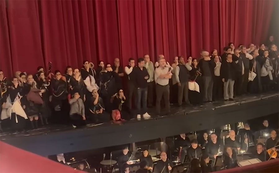 Protesto dos artistas antes da récita de ‘Macbeth’, no Theatro Municipal de São Paulo (reprodução YouTube)