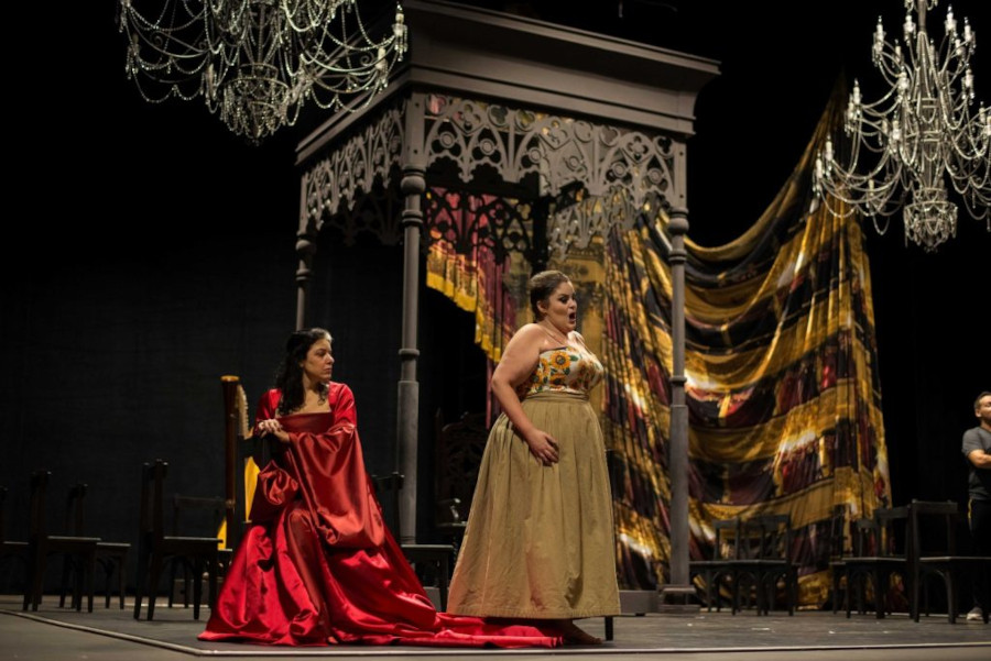 Luisa Francesconi e Tatiana Carlos em cena de 'Anna Bolena', no Teatro Amazonas [Divulgação]