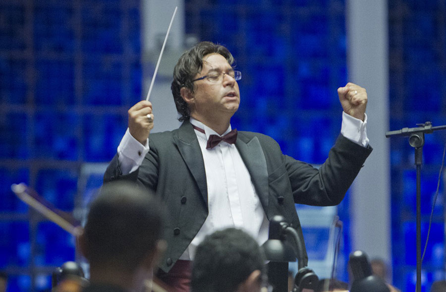 Maestro Claudio Cohen (reprodução Facebook)