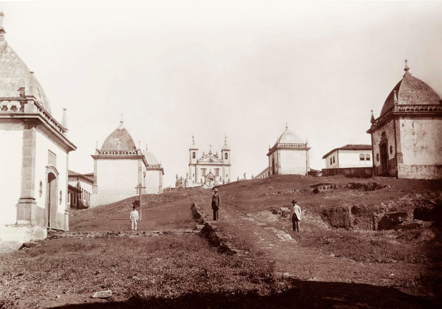 A cidade de Congonhas do Campo em 1880, fotografada por Marc Ferrez [Wikimedia Commons]