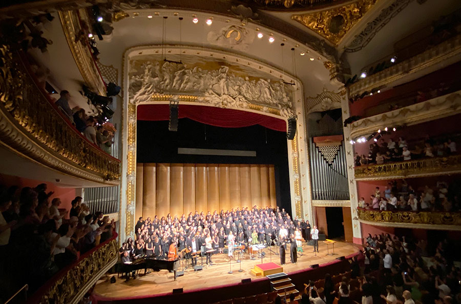 Coral Paulistano é aplaudido no Theatro Municipal de São Paulo (Revista CONCERTO)