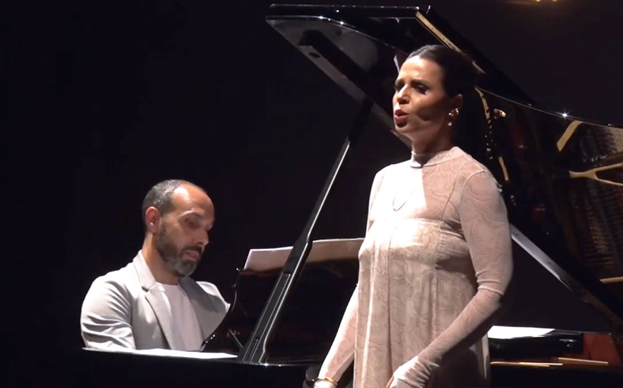 A soprano Carla Cottini e o pianistas Ricardo Ballestero se apresentam no dia 15 de novembro (reprodução YouTube)