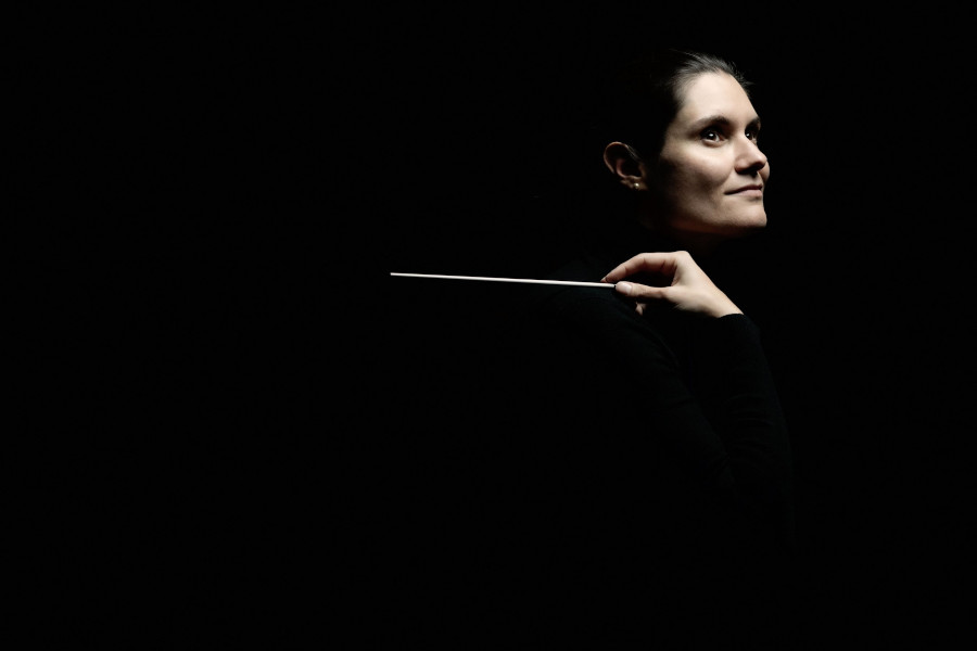 A maestra Delyana Lazarova rege a Osesp [Divulgação]