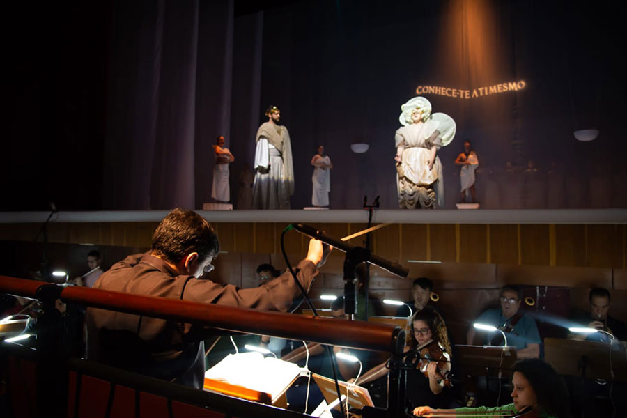 Maestro Luciano Camargo rege Édipo rei (divulgação)
