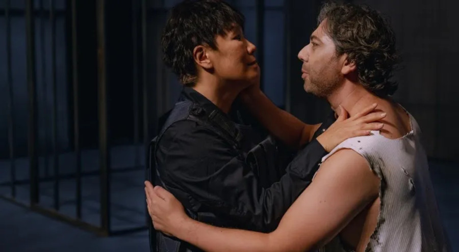 Eiko Senda e Eric Herrero em cena de 'Fidelio' [Divulgação/Theatro São Pedro]