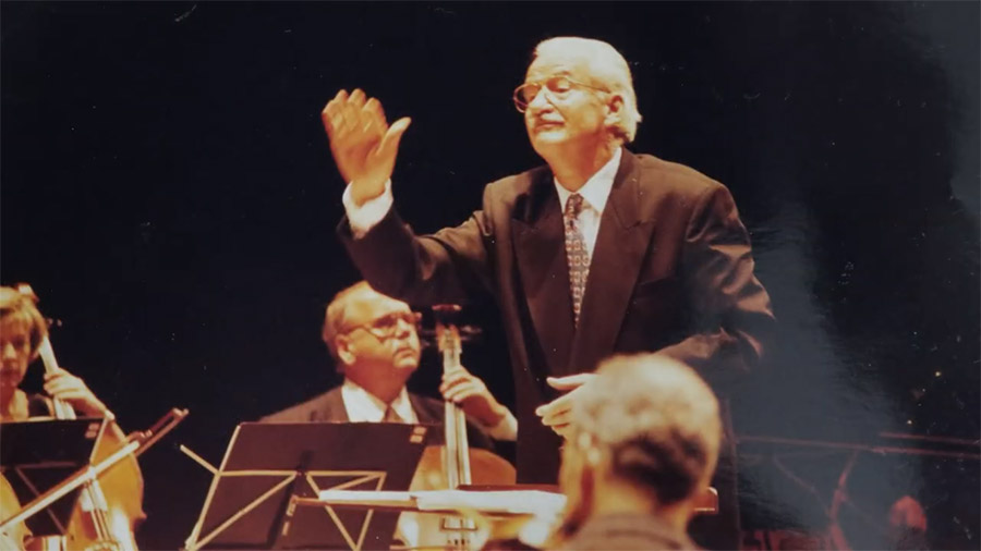 Ernst Mahle dirige orquestra em Piracicaba (reprodução)