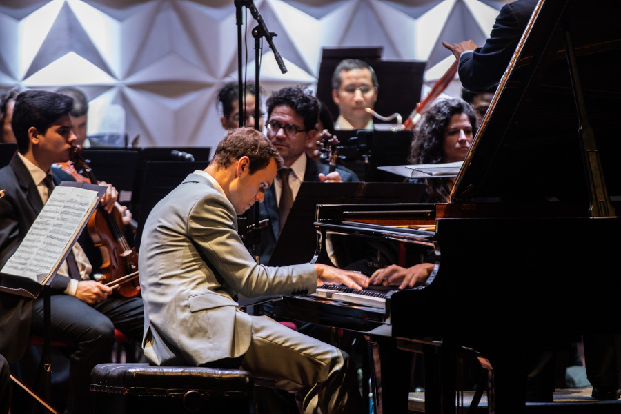 Gabriele Strata durante a prova final, na Sala Cecília Meireles [Divulgação/Renato Mangolin]