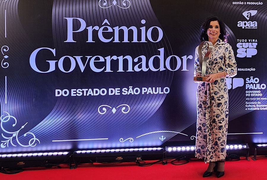 Giane Martins com o troféu do Prêmio Governador do Estado (divulgação)