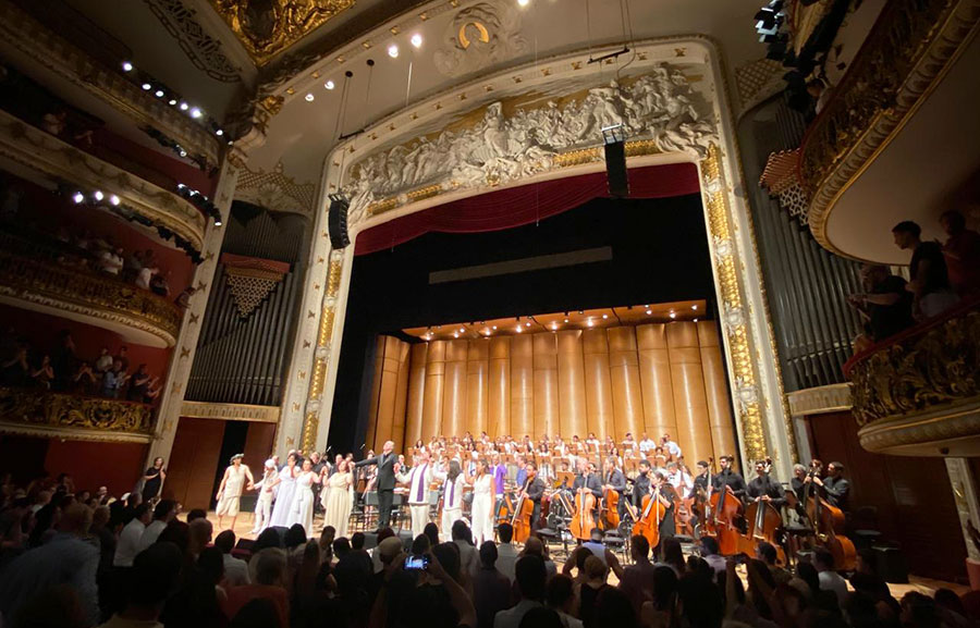 Artistas são aplaudidos após a apresentação da Paixão segundo São Marcos, no Theatro Municipal de São Paulo (Revista CONCERTO)
