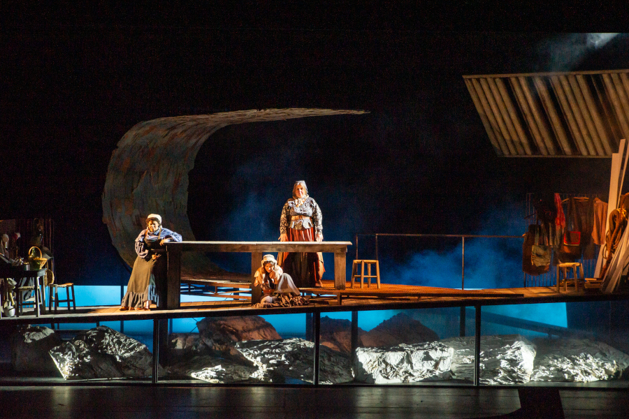 Cena da montagem de 'Homens ao Mar', no Theatro São Pedro [Divulgação/Robs Borges]