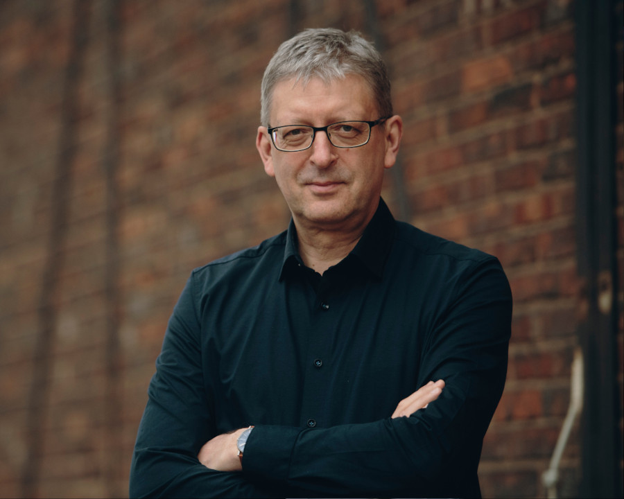O maestro Hans-Cristoph Rademann rege as apresentações no Teatro Cultura Artística [Divulgação]