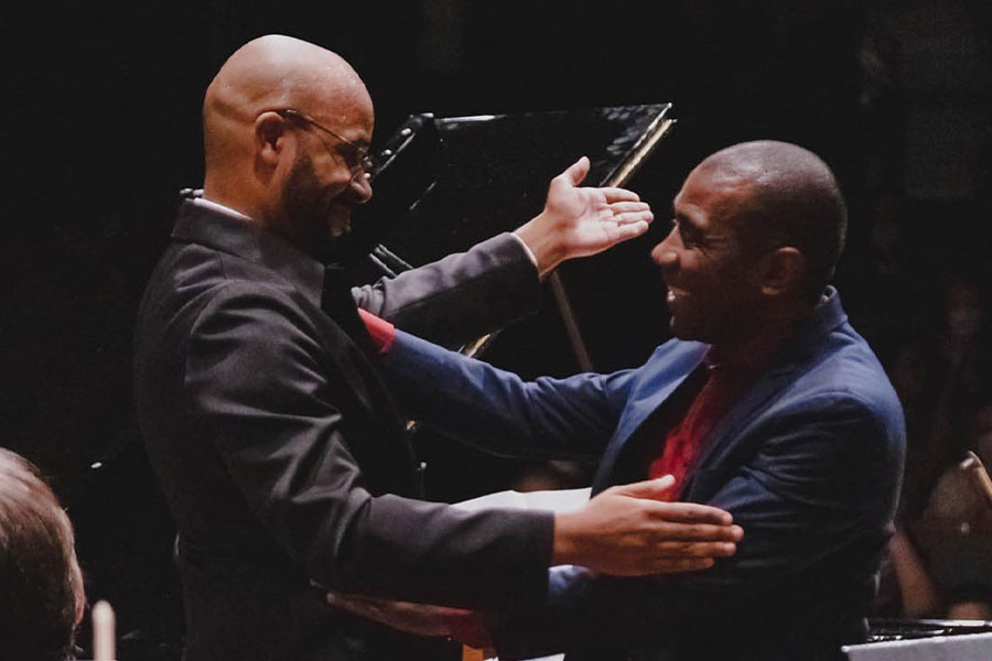 João Rocha e Hercules Gomes após a estreia do ‘Concerto para piano’ (reprodução, Facebook)