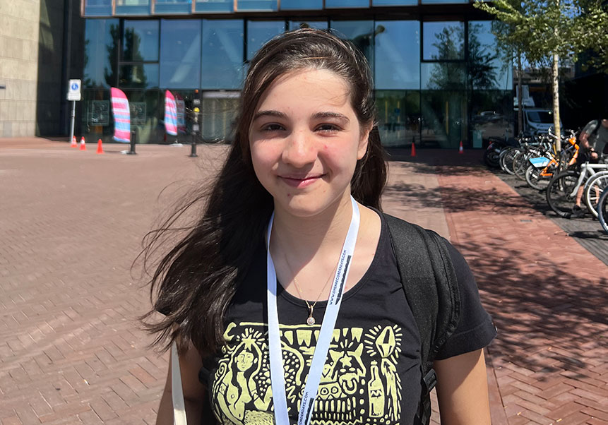 Julia Abdalla, em frente ao Conservatório de Amsterdam (arquivo pessoal)