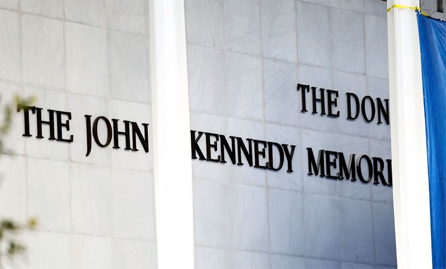 Detalhe da fachada do Kennedy Center (reprodução YouTube)