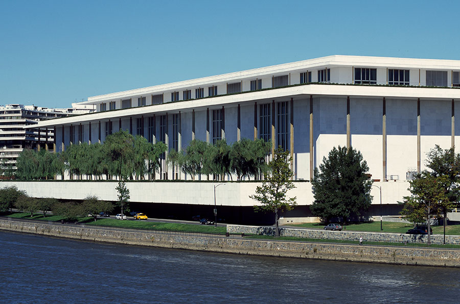 Fachada do Kennedy Center em Washington (wikimedia commons)