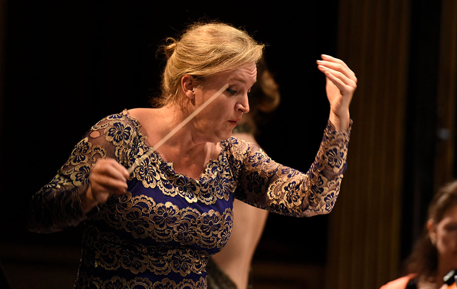 Ligia Amadio em concerto com a Orquestra Filarmônica de Montevidéu (wikimedia commons)