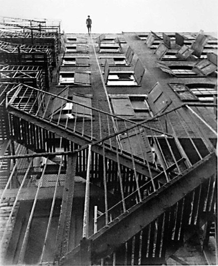 Man walking down the side of a Building (1970). Foto: Trisha Brown Dance Company (TBDC)