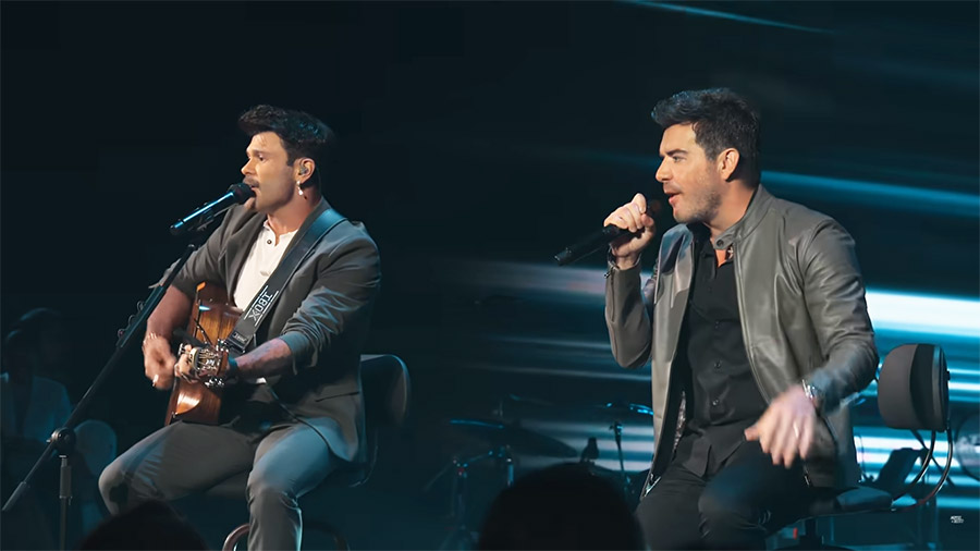 A dupla sertaneja Marcos & Belutti participa da festa (reprodução YouTube)