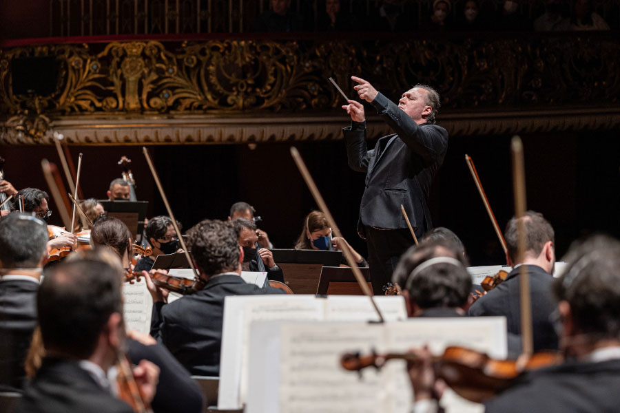 Roberto Minczuk rege a Orquestra Sinfônica Municipal (divulgação)