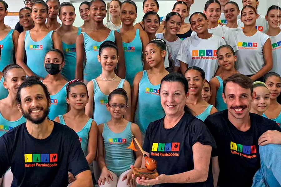 Weverton Aguiar, Monica Tarragó, e Christian Casarin com alunos do Ballet Paraisópolis (divulgação, Vitoria Andregueti)