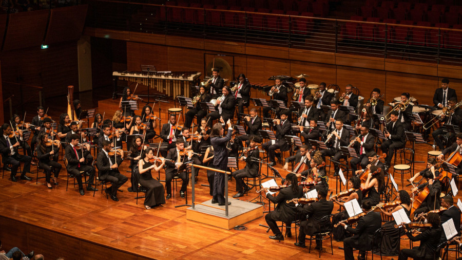 A Orquestra Neojiba com o maestro Ricardo Castro [Divulgação/Eduardo Tosta]