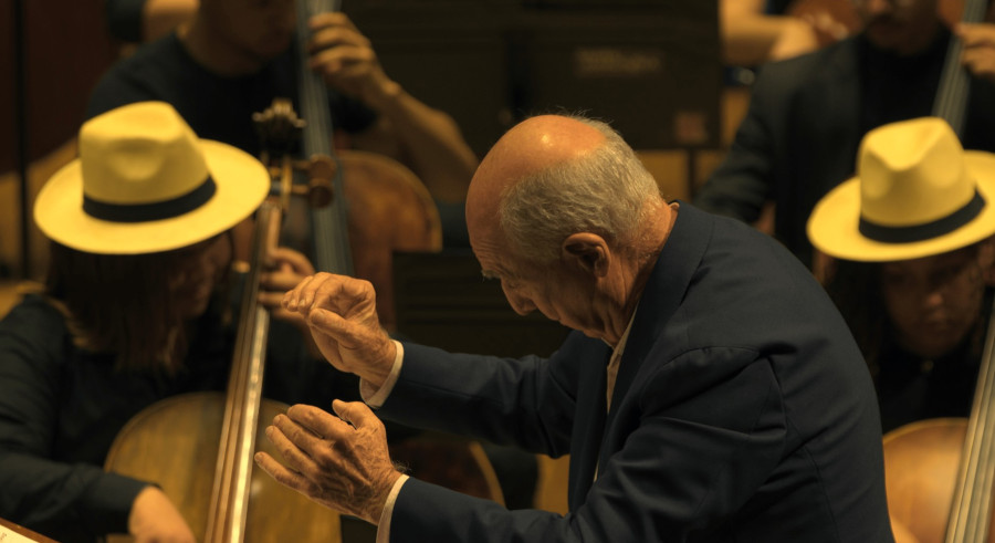 O maestro Nelson Ayres em cena do documentário [Divulgação]