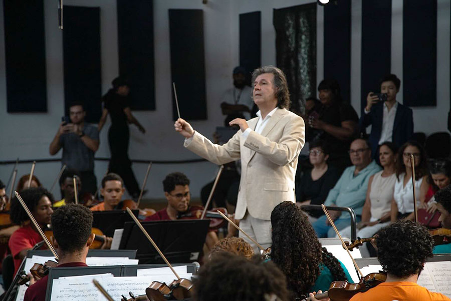 Ricardo Castro rege Neojiba no Parque do Queimado, em Salvador (divulgação, Beatriz Meneses)
