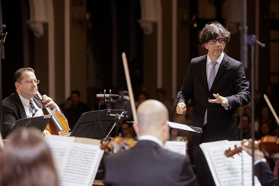 Maestro Tiago Flores dirige Orquestra de Câmara da Ulbra (divulgação, Eduardo Seidl)