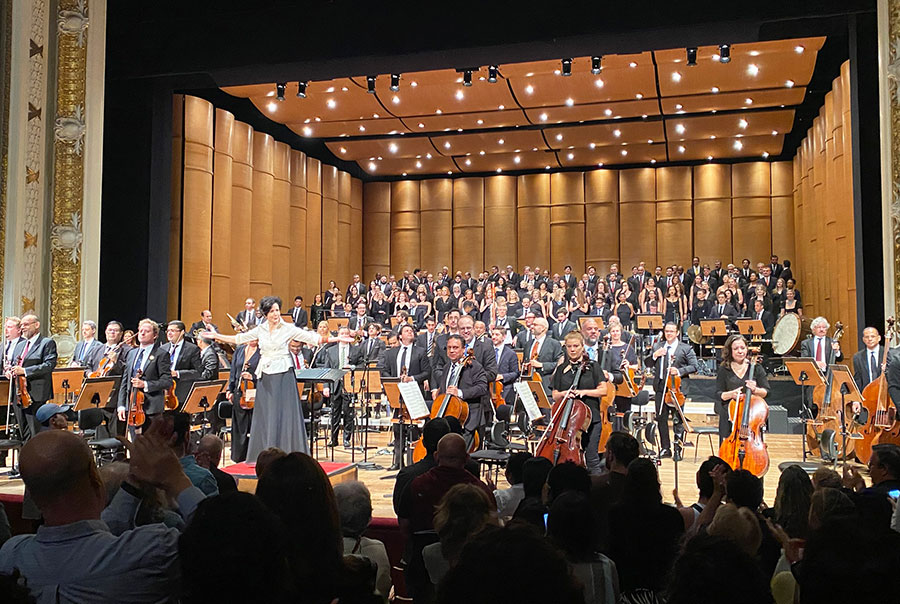 Orquestra, coros e a maestra Priscilla Bomfim recebem os aplausos da plateia (Revista CONCERTO)