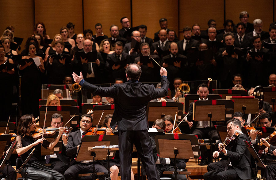 Orquestra e Coro sob regência do Roberto Minczuk, no Theatro Municipal de São Paulo (divulgação, Larissa Paz)