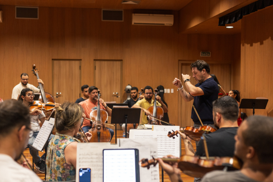 A Orquestra do Theatro São Pedro durante ensaio com Evandro Matté [Divulgação/Vitoria Proença]