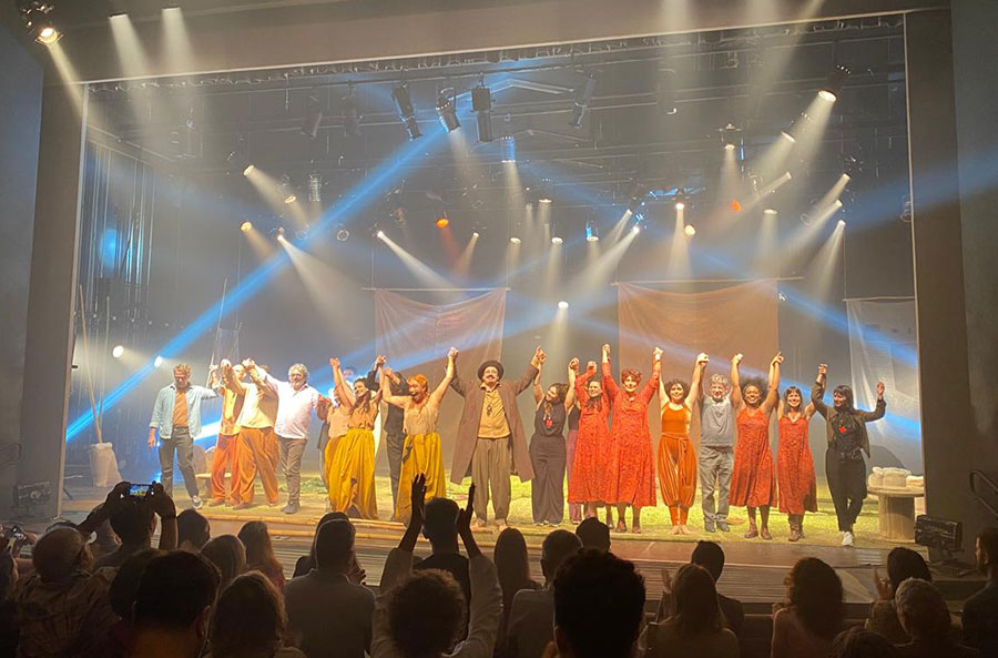 Artistas são aplaudidos após apresentação da ópera Em busca das paisagens perdidas, de Vagner Cunha (Revista CONCERTO)