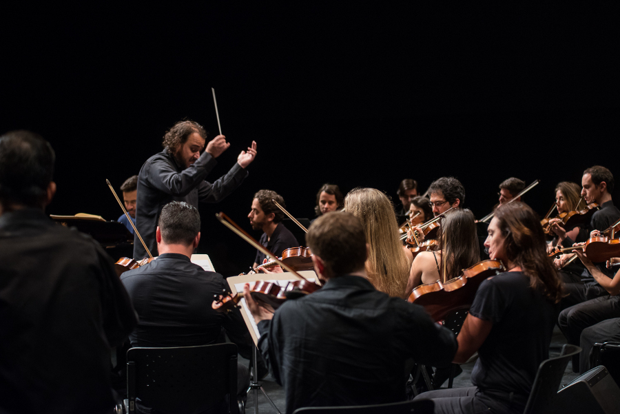 Rodrigo Toffollo e músicos da Orquestra Ouro Preto [Divulgação/Íris Zanetti]