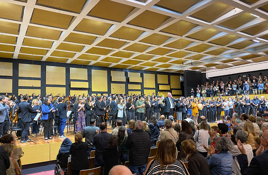 Após o concerto, músicos e equipe da Fundação Ospa recebem o aplauso da plateia (Revista CONCERTO)