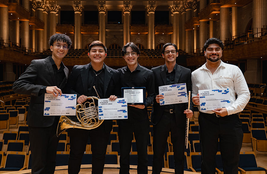 Os premiados João Victor Neves, Gabriel Vasconcelos Barata, Tiago Carvalho, João Vitor Dias Mendes e Paulo Antônio de Oliveira Lois Mendes
