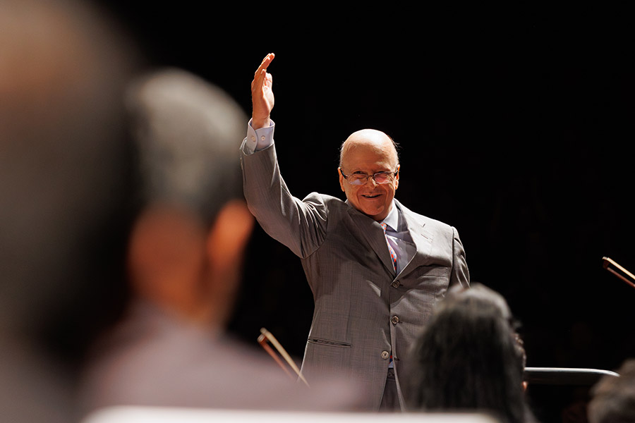 Maestro Roberto Tibiriçá em concerto com a Orquestra Sinfônica do Paraná (divulgação, Vitor Dias)