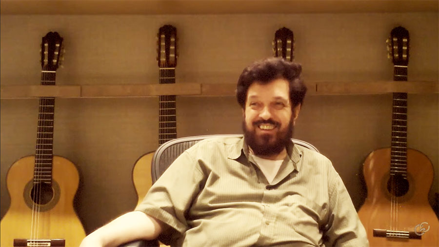 O violonista Sérgio Abreu em entrevista concedida para a GuitarCoop (reprodução YouTube)