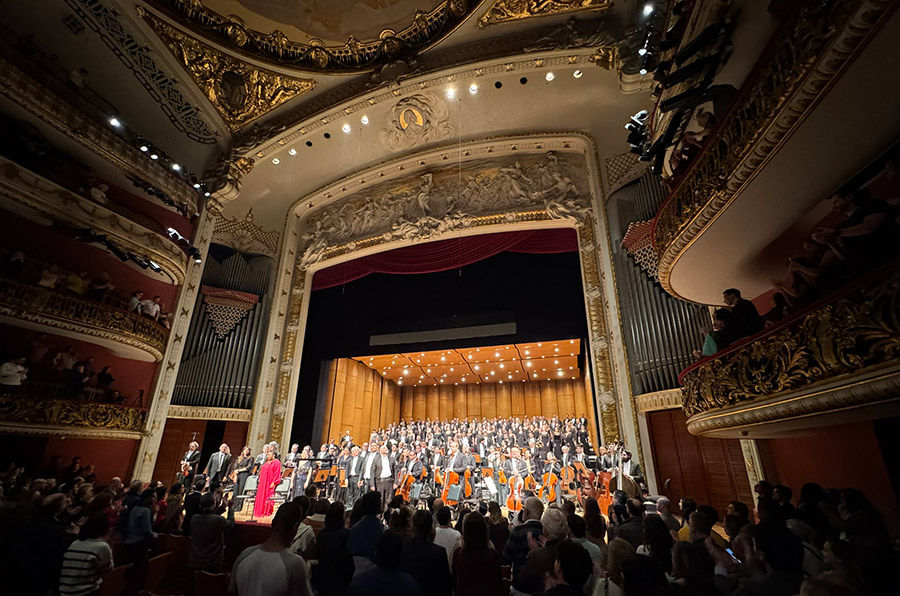 Público aplaude os artistas ao fim do Réquiem de Verdi (Revista CONCERTO)