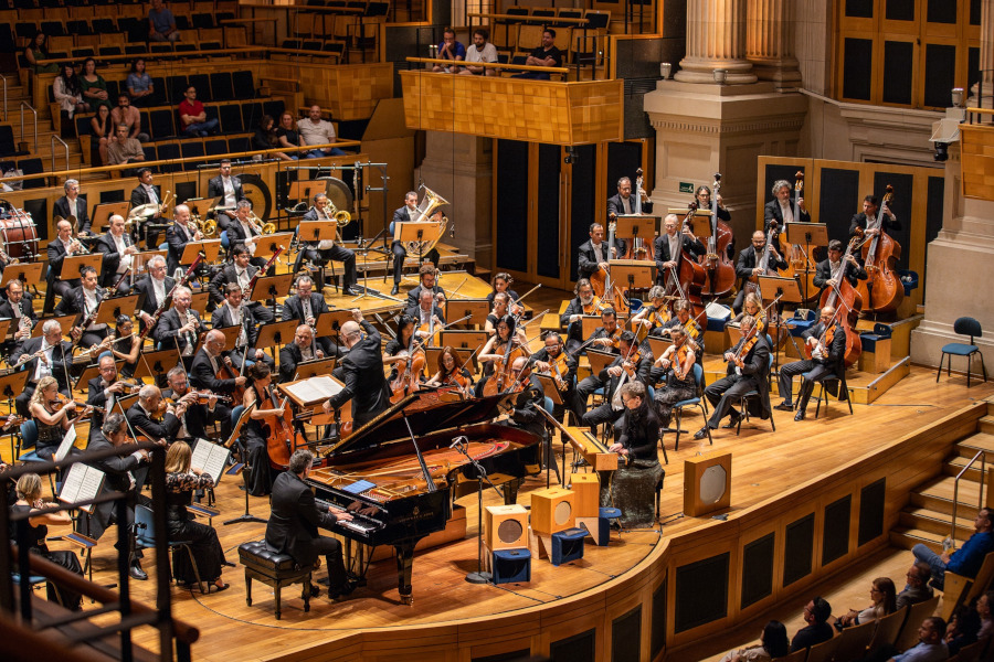 Jason Hardink, Cynthia Millar e o maestro Baldur Brönnimann durante o concerto na Sala São Paulo [Divulgação/FacebookOsesp]