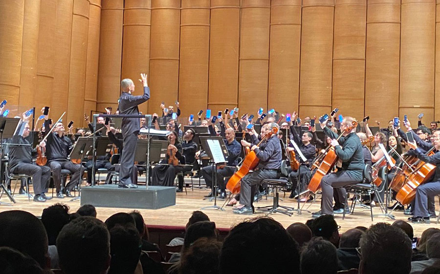 Músicos tocam celulares no concerto de Tan Dun, no Theatro Municipal de São Paulo (Revista CONCERTO)