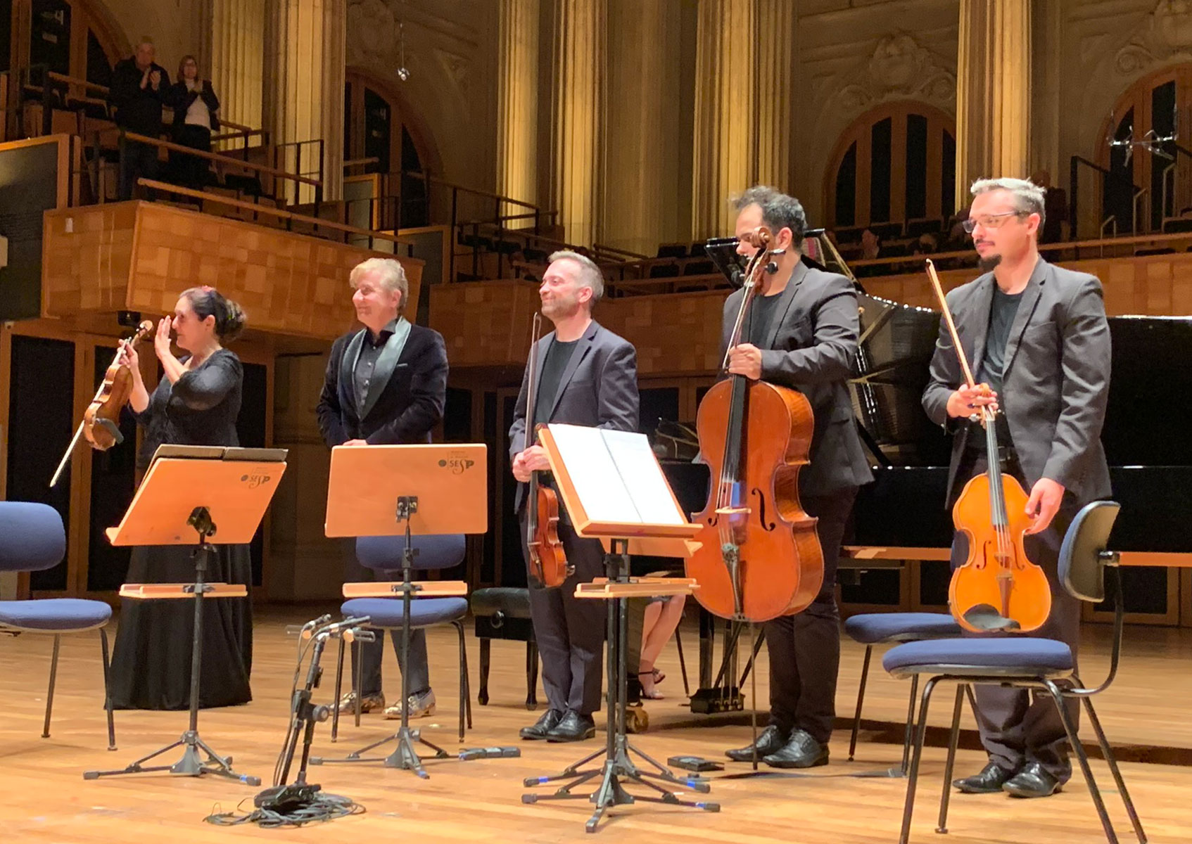 Músicos recebem os aplausos na Sala São Paulo (Revista CONCERTO)