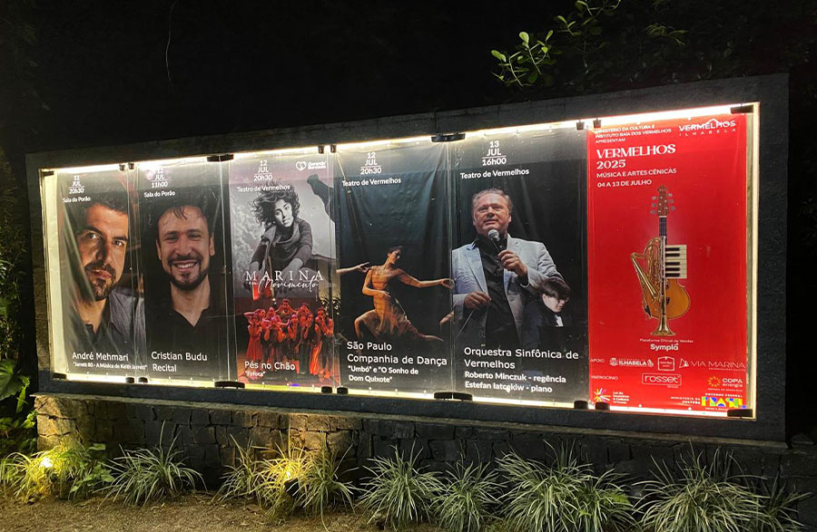 Vitrine na entrada do Centro Cultural Vermelhos (Revista CONCERTO)