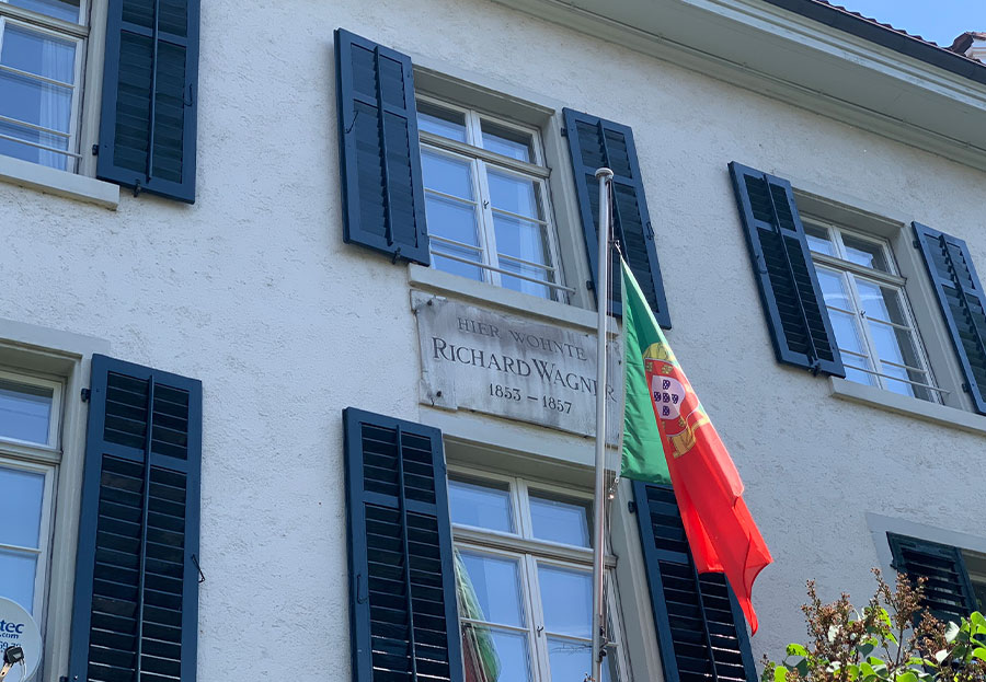 Apartamento no segundo andar da rua Zeltweg, número 13, em que Wagner morou de 1853 a 1857. Hoje, Consulado de Portugal (Revista CONCERTO)