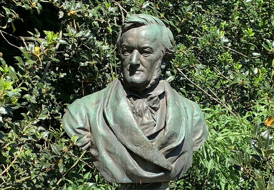 Busto de Wagner ao lado da Villa Schönberg. Neste local, nos anos de 1857-58, Wagner concebeu Tristão e Isolde (Revista CONCERTO)