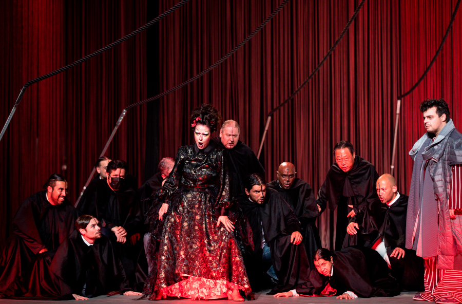 Cena da produção de 2022 da ópera de Prokofiev [Divulgação/Stig de Lavor]