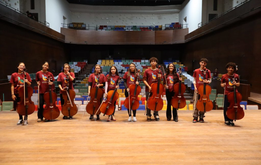 Jovens alunos do Instituto Baccarelli na nova sala de concertos [Divulgação/Instituto Baccarelli]