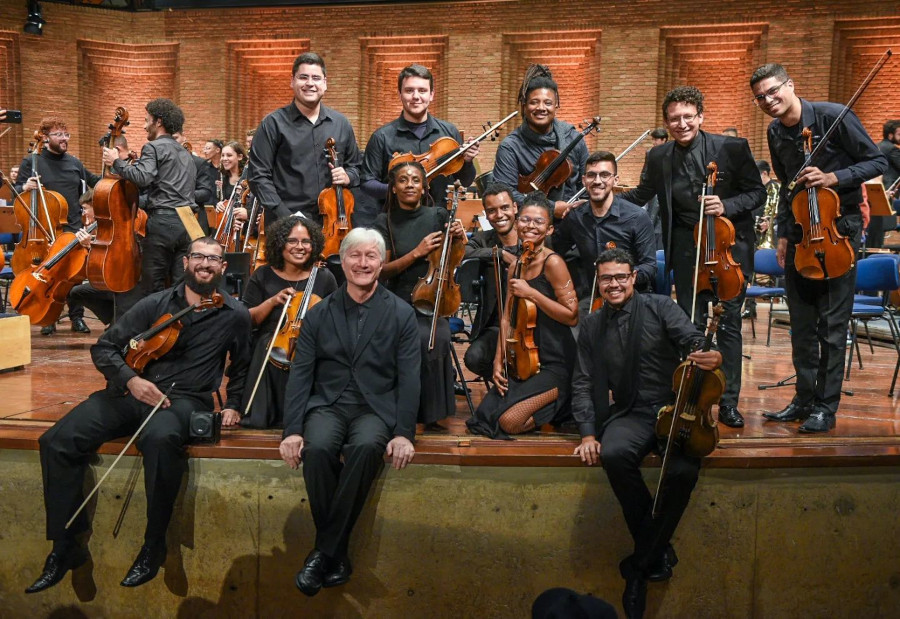 Músicos da Orquestra do Festival com Fabio Zanon, coordenador artístico e pedagógico do evento [Reprodução/Facebook]