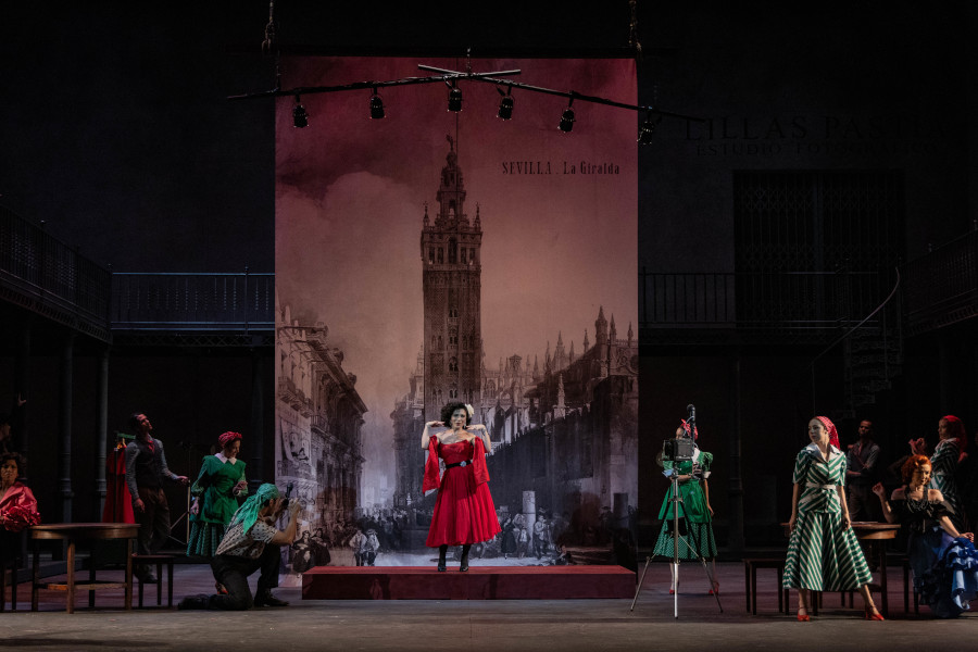 Cena da produção de 'Carmen' [Divulgação/Larissa Paz]