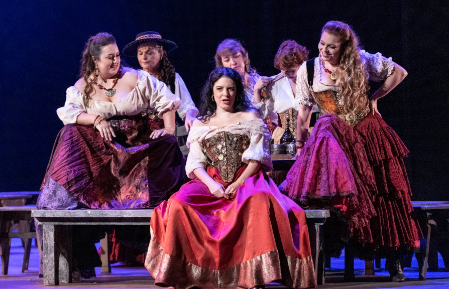 Cena da produção de 'Carmen', de Bizet, no Theatro Municipal do Rio de Janeiro [Divulgação/Daniel Ebendinger]