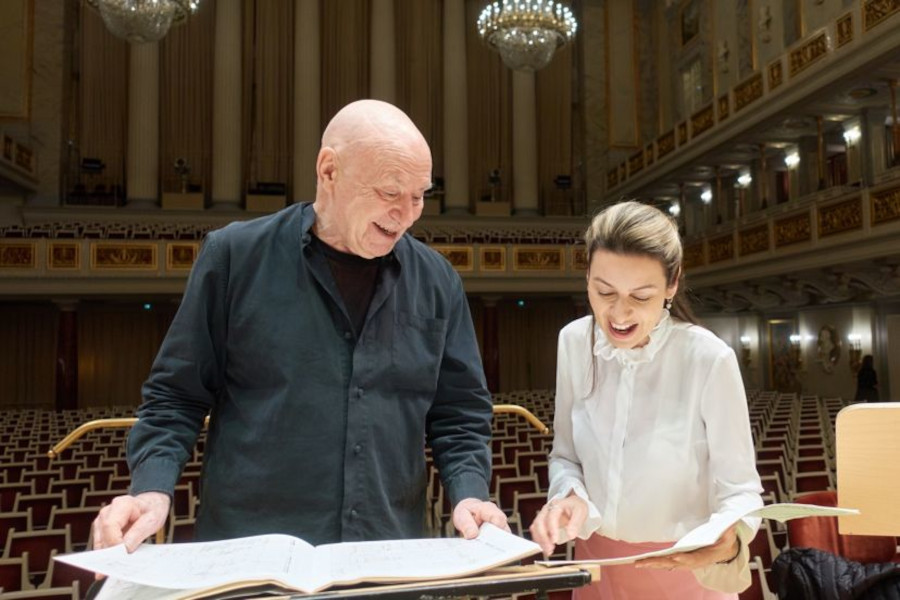 O maestro Christoph Eschenbach e a soprano Chen Reiss durante a gravação do álbum, em Berlim [Divulgação/Deutsche Grammophon/Norbert Möller]